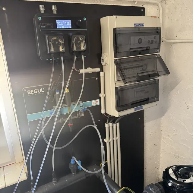 Combo et chambre d'analyse Régul' sur un panneau noir, à côté du coffret électrique