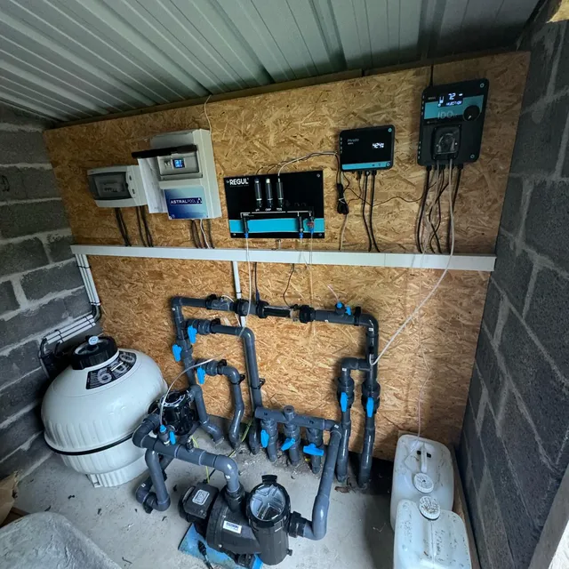 IDOit +, Phredo et chambre d'analyse Régul' sur un panneau bois, au-dessus de la filtration