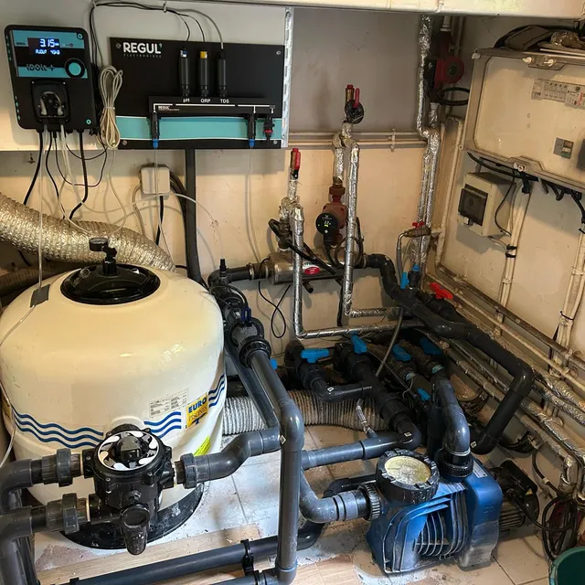 IDOit + et chambre d'analyse Régul' avec sondes pH, ORP et TDS, au-dessus du filtre à sable