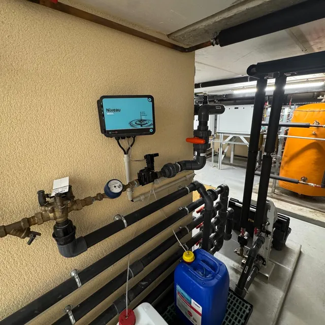 Régulateur Niveau Régul' au mur, raccordé à l'arrivée d'eau avec compteur et électrovanne